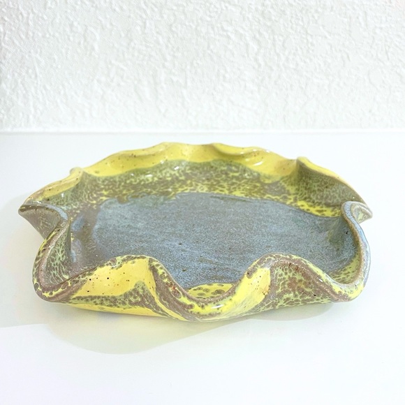 Ruffle Dish Artist Signed Pottery - Picture 6 of 11